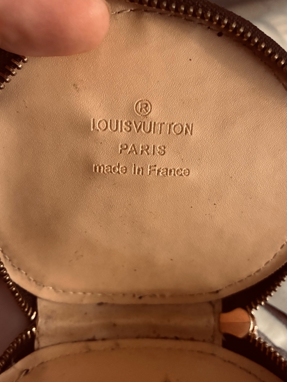 Louis Vuitton Beige Round Leather Coin Pouch with Zipper - Picture 2 of 8